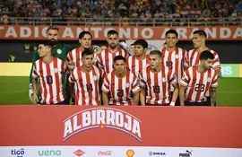 Los jugadores de la selección paraguaya durante la foto previa al partido contra Perú por la primera fecha de las Eliminatorias Sudamericanas al Mundial 2026 en el estadio Antonio Aranda Encina, en Ciudad del Este.