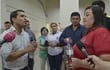 El intendente Roque Godoy (i) reclama a la responsable del Servicio Social de Tesãi, Hilian Lovera (d), sobre el debilitamiento de la asistencia a pacientes de escasos recursos.
