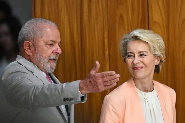 La presidenta de la Comisión Europea, Ursula von der Leyen (d), y el presidente de Brasil y líder semestral del bloque sudamericano, Luiz Inácio Lula da Silva (i).
