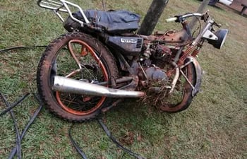 La motocicleta en la cual se desplazaban los dos adolescentes que resultaron víctimas fatales.