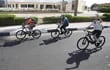 Turistas en bicicleta pasean por Sharm El-Sheikh, en Egipto.