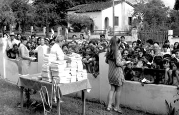 Un aspecto de la entrega de útiles a niños de escasos recursos en el Preventorio dirigido por Regis de Miranda en 1970.
