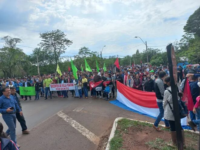 Multitudinaria presencia de docentes en la manifestación y cierre de ruta en la rotonda de Curuguaty.