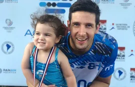 ¡Papá orgulloso! Benjamín Hockin y su campeona Sienna Vittoria.