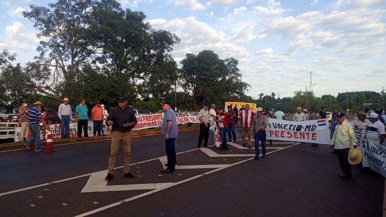 Los manifestantes bloquearon por algún momento la ruta PY07, frente al acceso a la central hidroeléctrica de Itaipú.