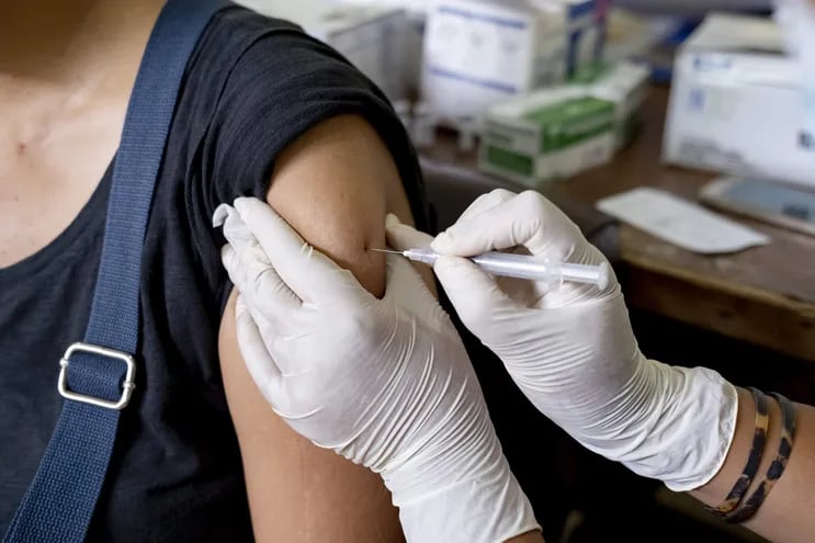 Una mujer recibe una dosis de la vacuna contra el Covid.
