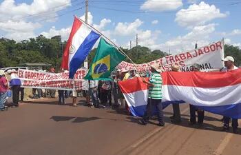 Los ex obreros de Itaipú se movilizaron este miércoles sobre la carretera que conduce a la central hidroeléctrica.