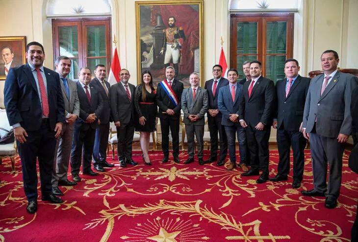 Mario Abdo Benítez recibió ayer en Palacio de López a los diputados de Fuerza Republicana.