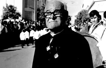 El padre Ernesto Pérez Acosta durante los desfiles del cuarto centenario de la fundación de Villarrica.