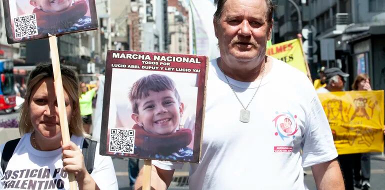 Marcha y concentracion por el crimen de Lucio de 5 años de edad. En la fotografía, su abuelo, Ramón Dupuy. 
Foto: Rolando Andrade Stracuzzi
