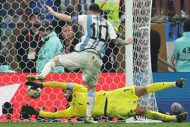 Messi anota su segundo gol, el tercero para la Argentina en la final.