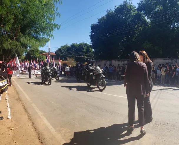 Oficiales del grupo Lince acompañaron hoy a estudiantes del colegio Saturio Ríos durante el desfile por las Fiestas Patrias en San Lorenzo, ante la amenaza de una "masacre", realizada por un joven.