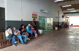 Muchos pacientes que llegan al área de Emergencias del Hospital de Clínicas debido a la alta hora de espera buscan otros hospitales para ser atendidos.