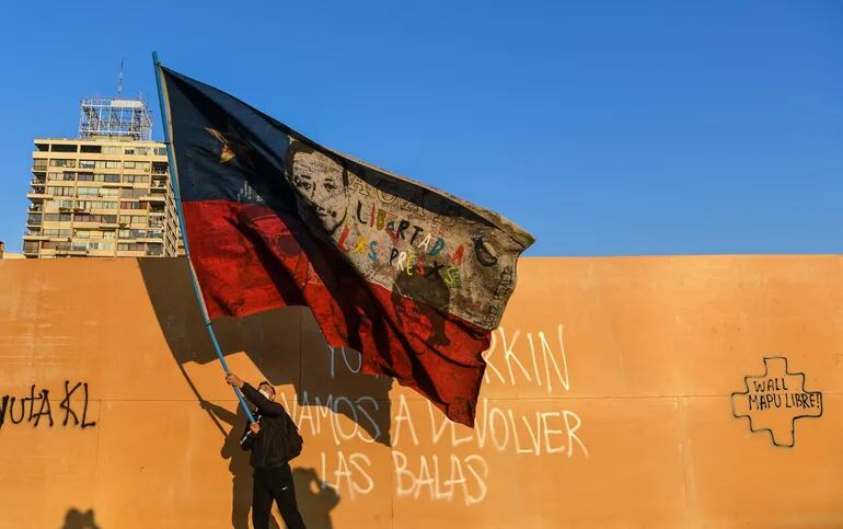 Un manifestante flamea una bandera  de Chile.