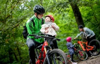 Si los adultos usan casco al andar en bicicleta, es más probable que los niños acepten llevarlos también ellos.