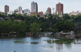 la-zona-de-la-chacarita-volvio-a-inundarse-nuevamente-como-consecuencia-de-la-crecida-del-rio-paraguay-por-efecto-de-las-lluvias-en-su-cuenca-media--184032000000-1406987.jpg