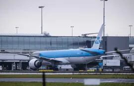 La aerolínea neerlandesa KLM ha tomado medidas de precaución para el personal que trabaja en sus vuelos desde China, lo que incluye el uso de mascarillas FFP2 y baños separados, confirmó hoy a Efe una portavoz de la compañía, mientras el gobierno neerlandés no impone restricciones a los viajeros de ese país.