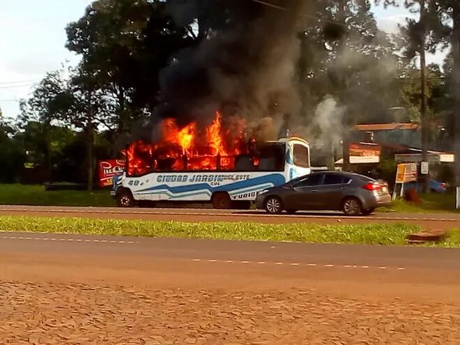 Un ómnibus de la empresa Ciudad Jardín ardió en llamas, sobre la ruta PY02.