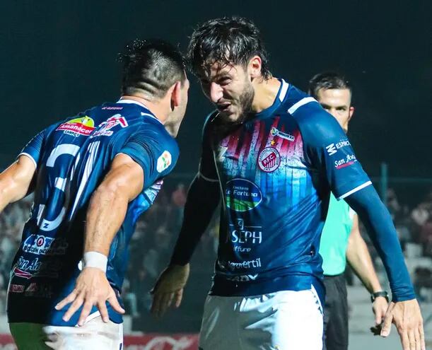 El extremo Alfredo Machado festeja con Richar Candia (31) el primer gol de Pastoreo en el triunfo de anoche a orillas del Tapiracuái. (Foto: APF)