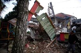 n terremoto de magnitud 5,6 sacudió la isla de Java y la ciudad de Yakarta, capital de Indonesia, arrasando con edificios y casas. El balance preliminar es de unas 56 personas fallecidas y más de 700 heridos. 