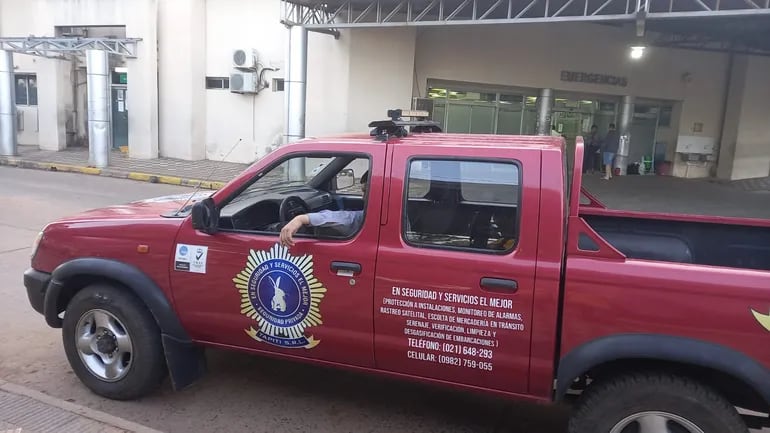Guardias del Hospital Central de IPS prohibieron el ingreso de un equipo periodístico a la zona del albergue.
