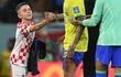 Leo Perisic (i), el hijo del futbolista croata Ivan Perisic, saluda a Neymar, quien no paraba de llorar tras la eliminación de Brasil en cuartos de final.