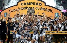 Los jugadores del Atlético Mineiro festejan el título de campeón de la Copa de Brasil.