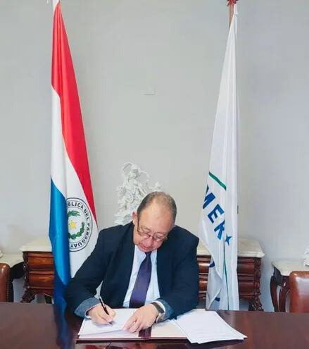 Didier Olmedo, embajador paraguayo ante el Mercosur, firmó el acuerdo. Fue en la sede del bloque regional en Montevideo. (Foto gentileza).