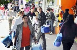 miles-de-turistas-llegaron-durante-el-largo-feriado-a-salto-del-guaira-para-compras-que-benefician-a-todos--220557000000-403582.jpg