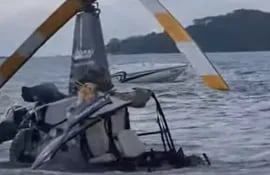 Brasil: cayó un helicóptero con tres personas a bordo en una playa de Florianópolis.