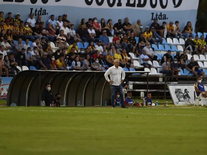 Fernando Jubero (camisa blanca), en el partid de Guaraní contra Guaireña en Villarrica por la jornada 17 del torneo Clausura 2021.