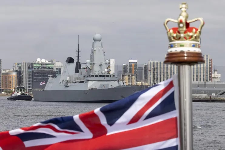 El HMS Diamond, un destructor de defensa aérea de la Marina Real del Reino Unido llega este martes a Londres para la coronación de Carlos III y Camila de Gran Bretaña. El buque de la Marina permanecerá en la capital durante la semana de la Coronación para albergar recepciones para los dignatarios extranjeros que visiten la ciudad. EFE/ Tolga Akmen