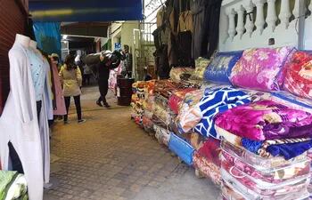 La venta se intensificó en la zona de Ana Díaz en el tramo comprendido entre Perú y Pozo Favorito, donde en su mayoría las personas que venden los abrigos pertenecen a la comunidad boliviana de Asunción.
