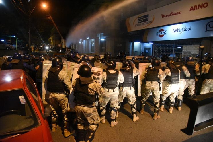 Manifestación anticorrupción derivó en violenta protesta que terminó con un fallecido y una veintena de heridos.