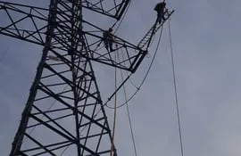 Técnicos de la Ande localizaron y arreglaron la avería en la línea de 220 mil voltios en Gleba 8, San Alberto.