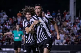 Óscar Cardozo (d) e Iván Franco, jugadores de Libertad, festejan un gol en el partido ante 2 de Mayo por la cuarta fecha de torneo Apertura 2024 del fútbol paraguayo en el estadio La Huerta, en Asunción.