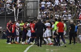 Incidentes entre jugadores de Olimpia y Cerro Porteño en el Manuel Ferreira durante el superclásico del fútbol paraguayo por el torneo Clausura 2022.