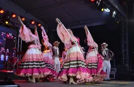 Uno de los ballets de danza que bailará en el Festival del Batiburrillo, este viernes 28 y sábado 29 de enero en la plaza Boquerón de San Juan Bautista, Misiones.