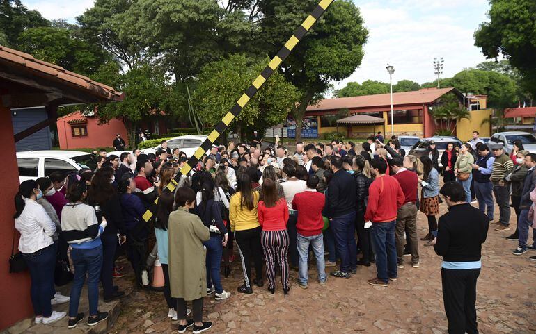 Padres de estudiantes protestando cuando explotó el caso de abuso infantil en el colegio lambareño.