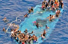 imagen-que-muestra-a-varias-personas-en-una-barcaza-que-se-hunde-en-el-canal-de-sicilia-cerca-de-las-costas-de-libia-el-miercoles-pasado--173816000000-1462738.JPG