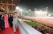 El líder norcoreano Kim Jong-un saluda a una multitud en Pyongyang,  en ocasión de la celebración del 73° aniversario de la fundación del país. (EFE/EPA/KCNA)
