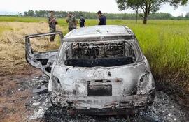 Automóvil Toyota Ist, supuestamente usado en ataque de sicarios. El hallazgo ocurrió a unos cinco kilómetros del centro de Pedro Juan Caballero.