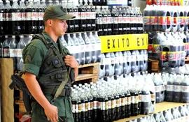 imagen-de-archivo-de-un-miembro-de-la-guardia-nacional-durante-la-expropiacion-de-un-supermercado-en-venezuela--213236000000-604643.jpg
