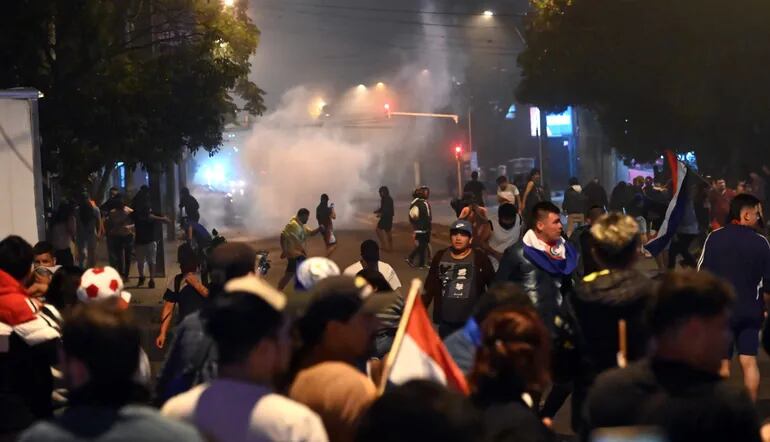 Disturbios registrados en distintos puntos del país, ante el descontento de los simpatizantes de Paraguayo Cubas por los resultados parciales de las elecciones.