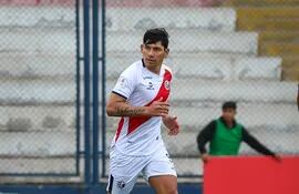 Roberto "Búfalo" Ovelar, 36 años, sigue sumando goles en el fútbol peruano.