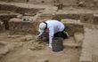 Un investigador trabaja en una zona de investigación donde fueron hallados 29 restos humanos de unos 1.000 años de antigüedad.