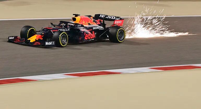 Max Verstappen le sacó chispas a su Red Bull para obtener la “pole” para el Gran Premio de Baréin de Fórmula 1. AFP