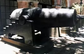 El cañón cristiano todavía secuestrado  en Río de Janeiro, Brasil. Su “gemelo” el “Criollo”,  se encargó de la defensa de Asunción.