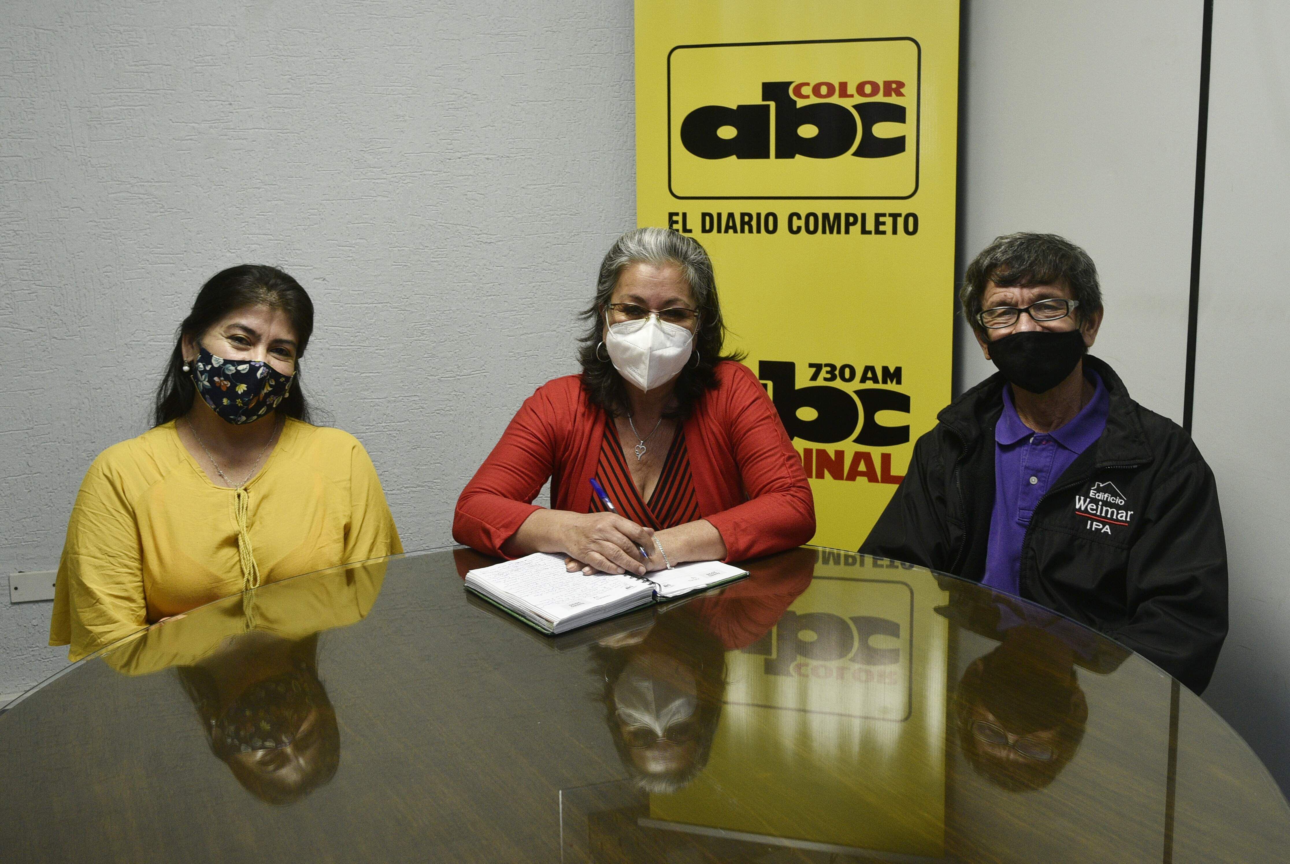 María Magdalena Ortiz, Alicia Gutiérrez y Abraham Ortiz, de Sintraquiba, vinieron a la redacción de ABC.