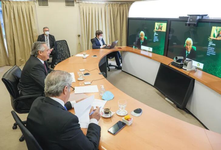 El presidente argentino, Alberto Fernández (de perfil), conversando con el primer ministro lusitano, Antonio Costa (en la pantalla).